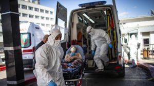 Ambulanțele se transformă în saloane de spital la Timișoara. Bolnavii zac în salvări până se găsesc paturi libere