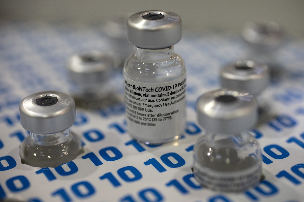 O nouă tranșă de 224.640 doze de vaccin Pfizer BioNTech sosesc luni în țară. Cum vor fi distribuite