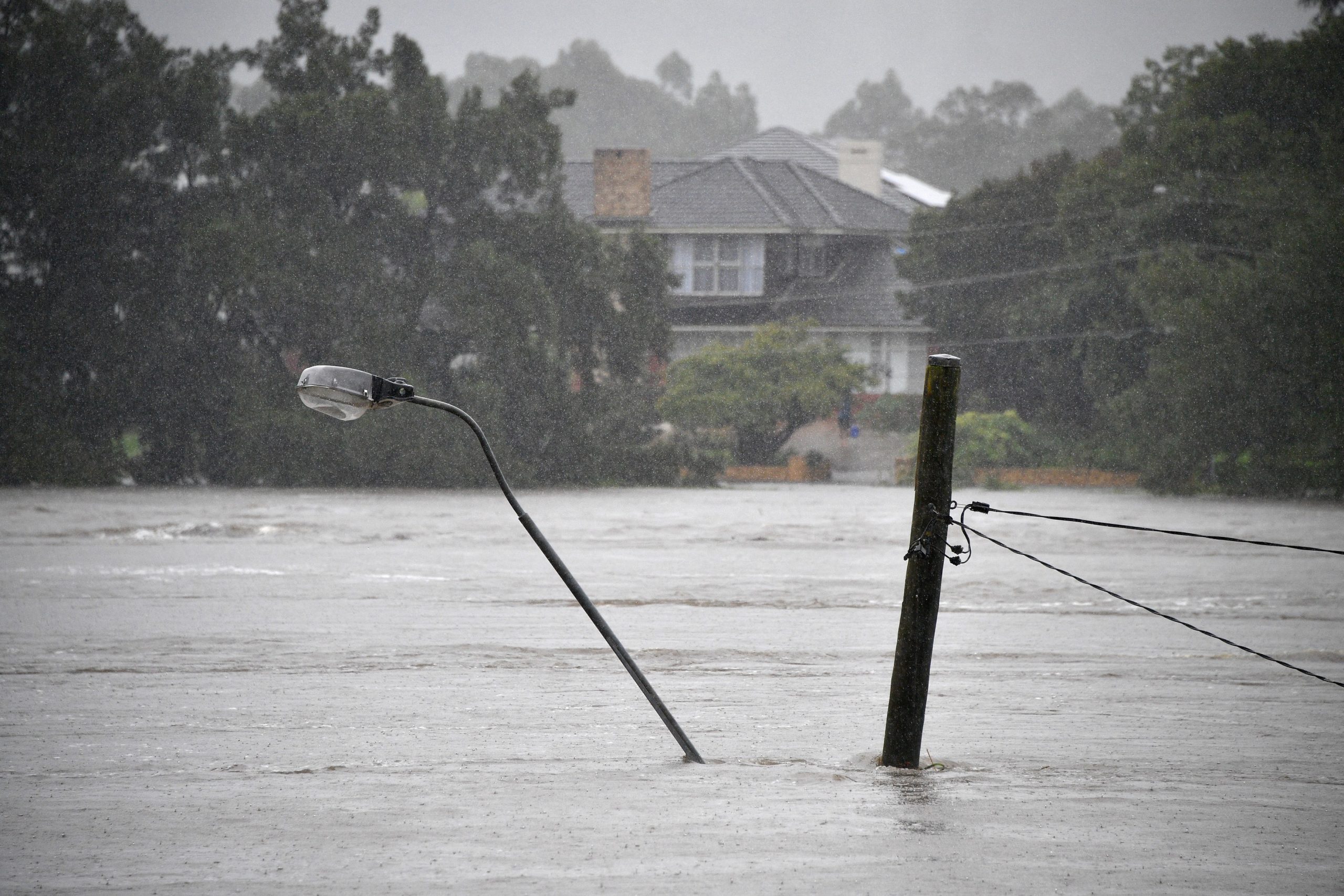 Australia, lovită de inundații cum nu au mai fost văzute în ultimii 100 de ani. În anumite zone a fost declarat „dezastru natural”