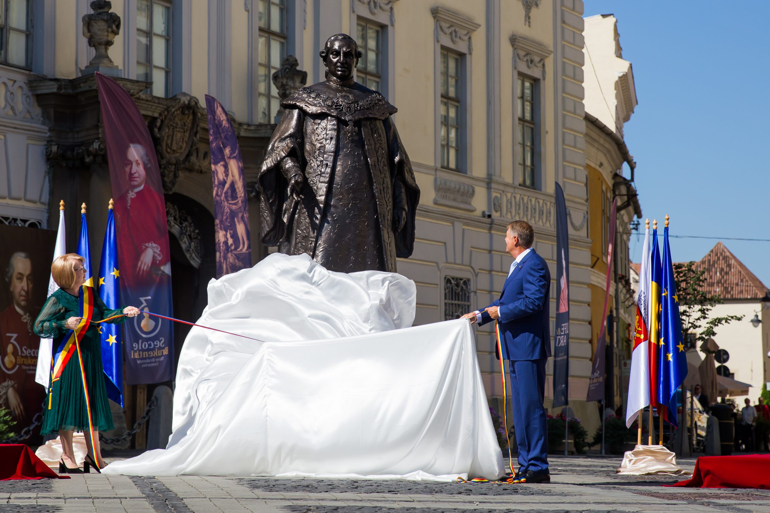 Cine a finanțat statuia baronului Samuel von Brukenthal