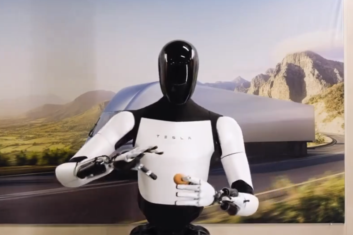 Elon Musk a distribuit noi imagini cu robotul Optimus plimbându-se în jurul unui depozit. Când îți vei putea lua și tu unul